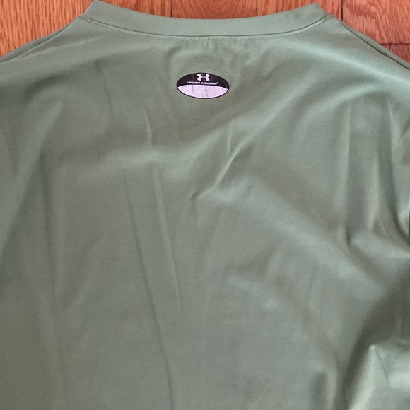 Under Armour Bundle of 1 Regular/1 Heat Gear UPF 30 Tops - Picture 6 of 15